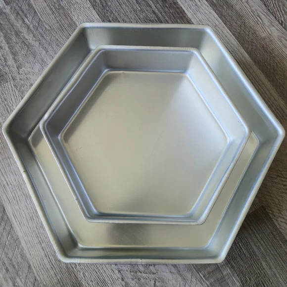 Wilton Performance Pans Hexagon Cake Pan Set 9" 12" Aluminum - Picture 1 of 7